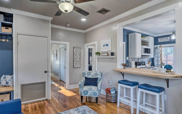 photo 3 of Central Cottage w/ Grill, 1 Mi to Cajun Field