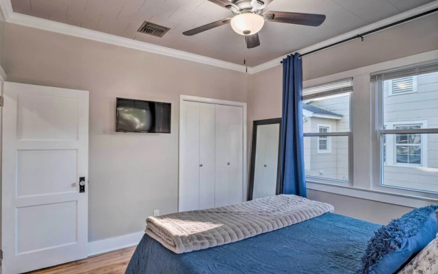photo 4 of Central Cottage w/ Grill, 1 Mi to Cajun Field