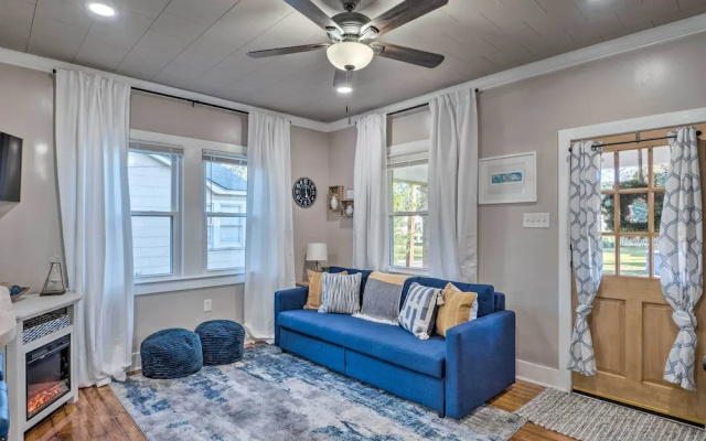 photo 5 of Central Cottage w/ Grill, 1 Mi to Cajun Field