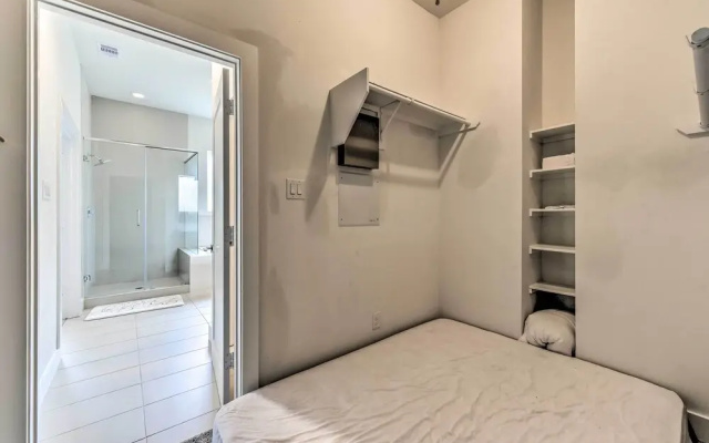 photo 5 of Central Houston Townhouse - 1 Mi to Downtown!