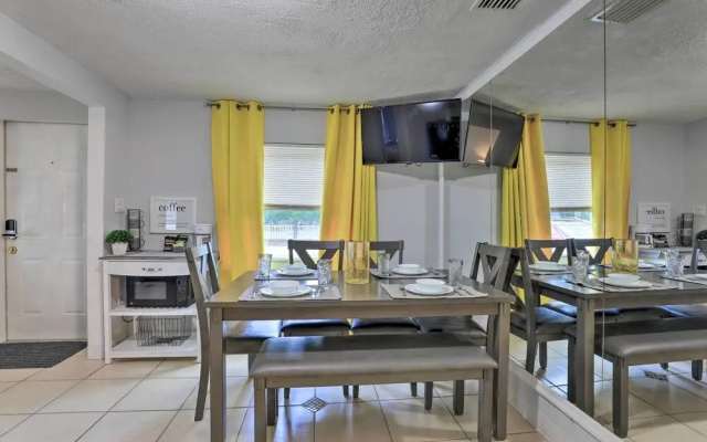 photo 5 of Central Sarasota Home: 8 Mi to Siesta Key!
