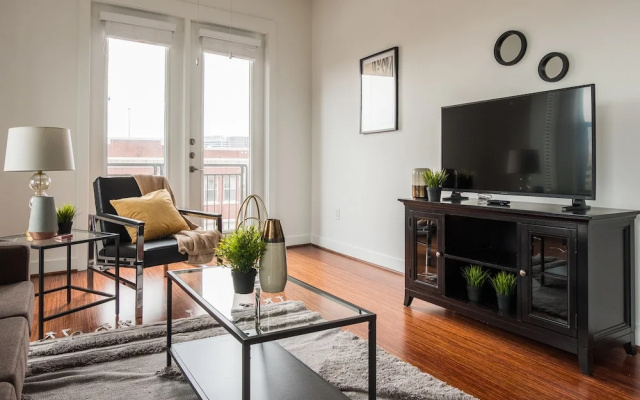photo 5 of 1 BR Uptown Apt close to shopping by Frontdesk