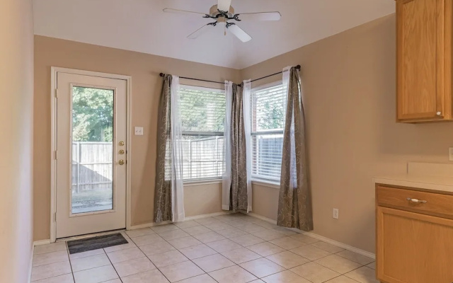 photo 2 of Centrally Located 3-bedroom and 2-bath The Colony Home With Great North Dallas Access 3 Home by Redawning