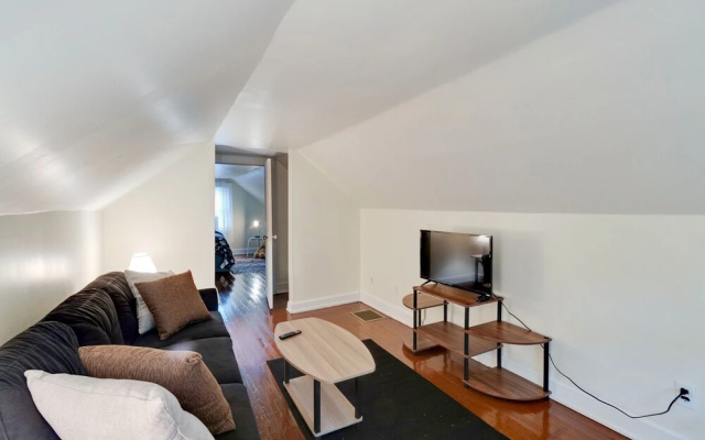 photo 2 of Centrally Located Apt Near Uc, Hospital And Zoo! 1 Bedroom Apts by Redawning
