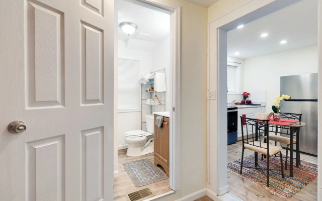 photo 3 of Centrally Located Apt Near Uc, Hospital And Zoo! 1 Bedroom Apts by Redawning