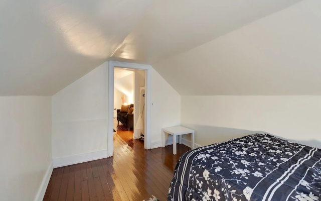 photo 4 of Centrally Located Apt Near Uc, Hospital And Zoo! 1 Bedroom Apts by Redawning