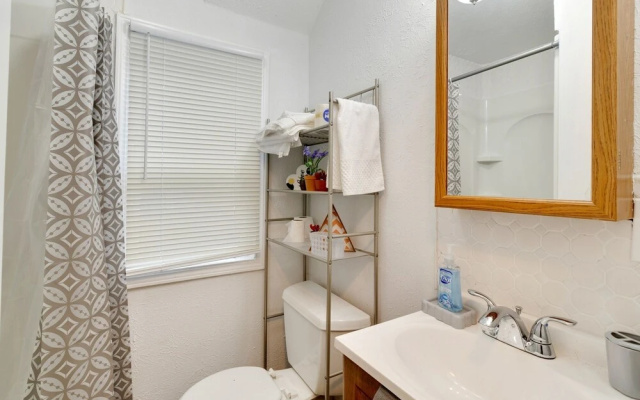 photo 5 of Centrally Located Apt Near Uc, Hospital And Zoo! 1 Bedroom Apts by Redawning