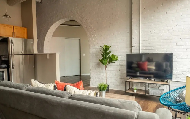 photo 2 of FRONTDESK East 8 Loft Apts Downtown Cincinnati
