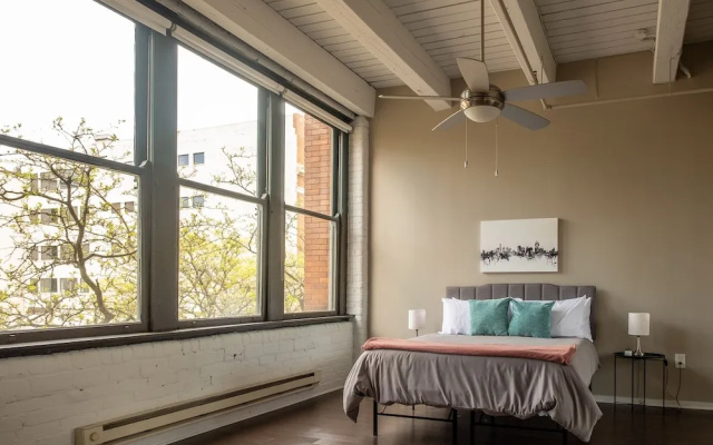 photo 4 of FRONTDESK East 8 Loft Apts Downtown Cincinnati