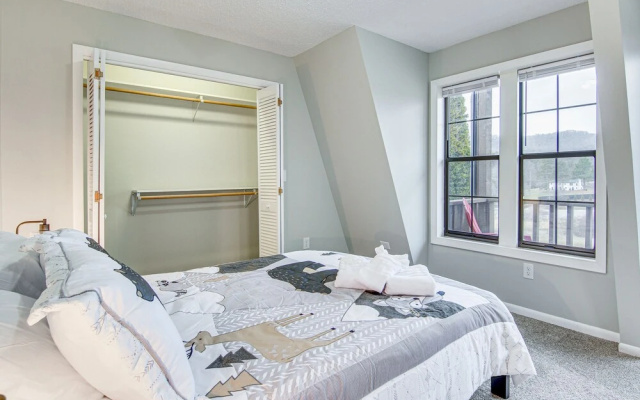 photo 4 of Centrally Located Mills River Townhome w/ Fire Pit