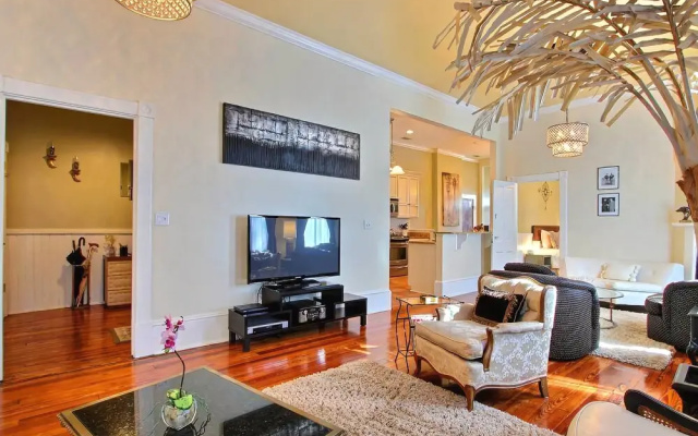 photo 4 of Champagne Suite