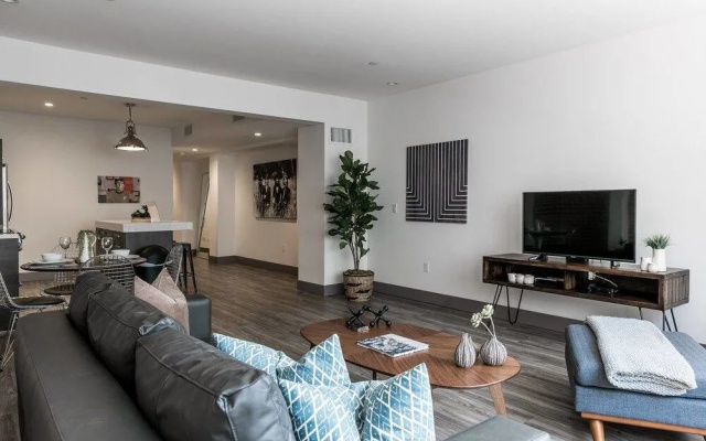 photo 2 of Charming 1 bdrm in DTLA!
