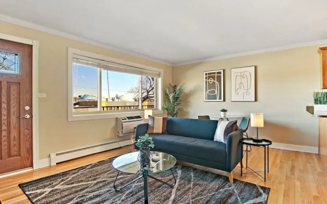photo 2 of Charming 1BR Apt in Arlington Heights