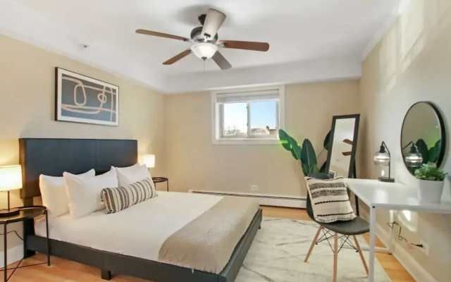 photo 3 of Charming 1BR Apt in Arlington Heights