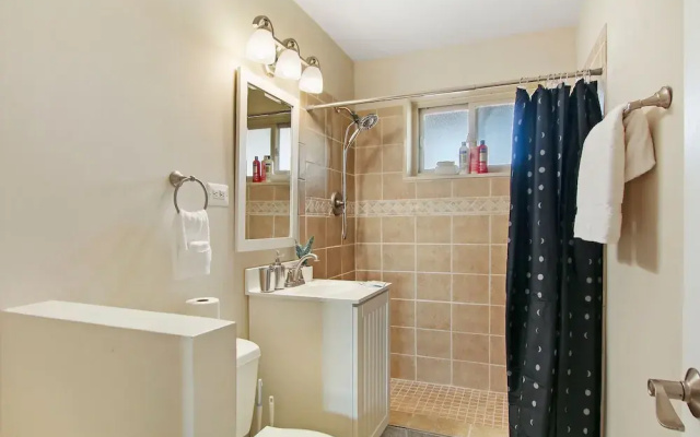 photo 5 of Charming 1BR Apt in Arlington Heights