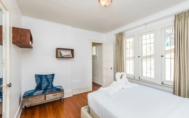 photo 3 of Charming 2 Bedroom Bungalow in Silver Lake