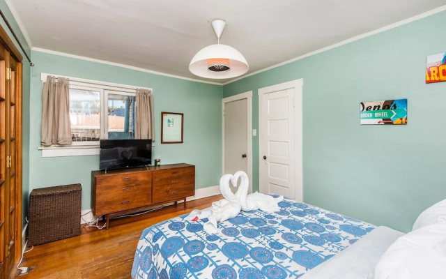 photo 5 of Charming 2 Bedroom Bungalow in Silver Lake