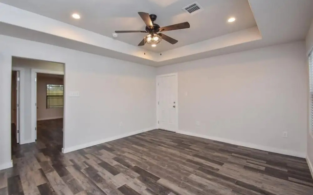 photo 3 of Charming 2-bed Apartment in Houston