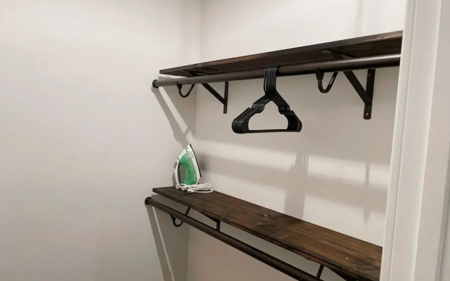photo 5 of Charming 2-bed Apartment in Houston