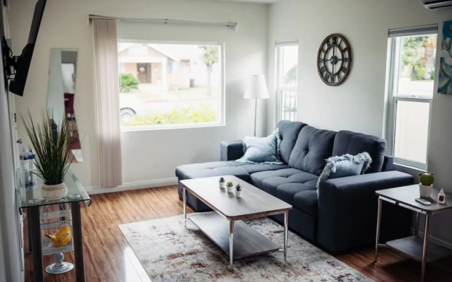 photo 2 of CHARMING 2-BEDROOM BUNGALOW HOME IN GLENDALE  (p4)