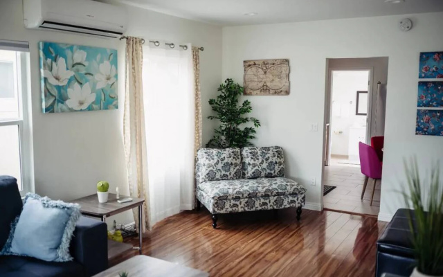 photo 3 of CHARMING 2-BEDROOM BUNGALOW HOME IN GLENDALE  (p4)