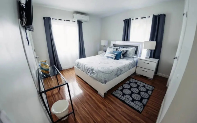 photo 5 of CHARMING 2-BEDROOM BUNGALOW HOME IN GLENDALE  (p4)