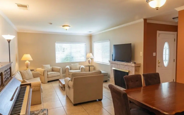 photo 2 of Charming 3-bedroom in East Palo Alto