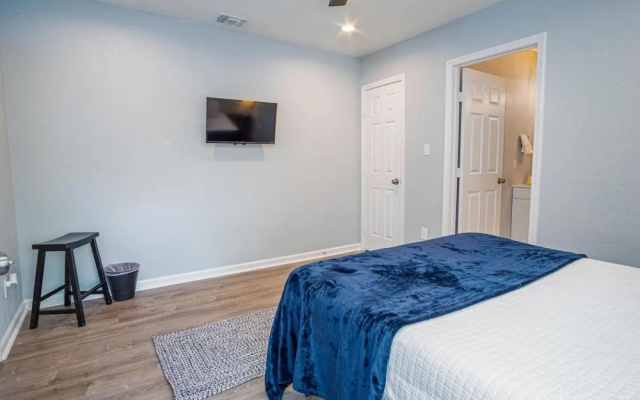 photo 5 of Charming 3BR 1BA Close to Vibrant Downtown