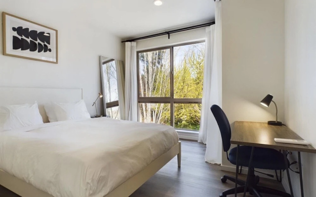 photo 2 of Charming 3br Haven In West Seattle 3 Bedroom Townhouse by Redawning