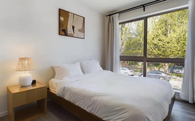 photo 5 of Charming 3br Haven In West Seattle 3 Bedroom Townhouse by Redawning