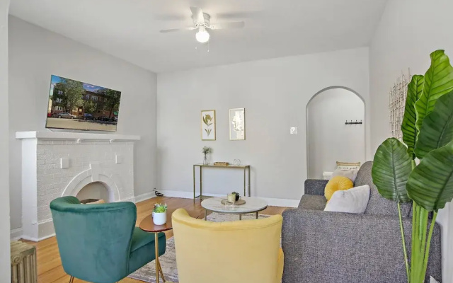 photo 3 of Charming 3BR Rogers Park Home in Newgard
