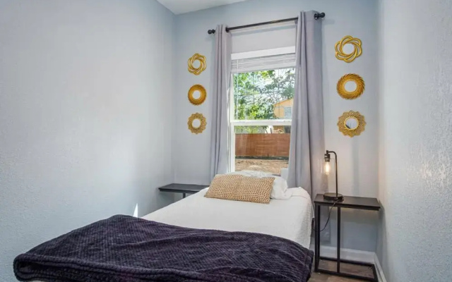 photo 2 of Charming 3br/1ba Close to Vibrant Downtown