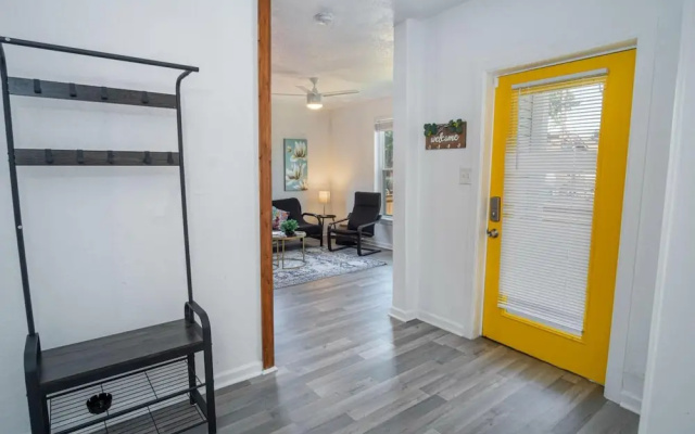 photo 2 of Charming 4BR 2BA Only 5 Mins Downtown Riverwalk