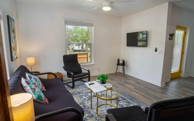 photo 3 of Charming 4BR 2BA Only 5 Mins Downtown Riverwalk