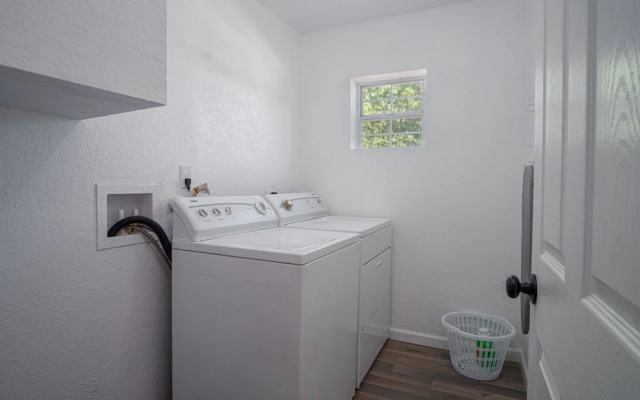 photo 2 of Charming 4br/2ba Only 5 Mins Downtown & Riverwalk