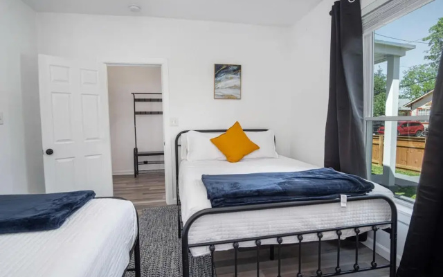 photo 5 of Charming 4br/2ba Only 5 Mins Downtown & Riverwalk