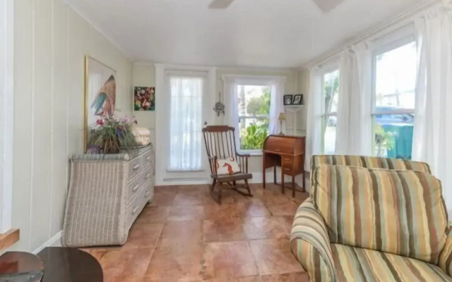 photo 5 of 110 31st St 2 Bedroom Cottage by RedAwning