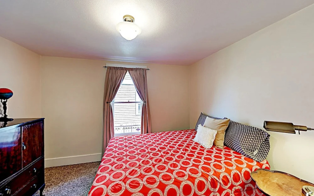 photo 3 of Charming - Blocks To Dining, Shops, Parks 3 Bedroom Home