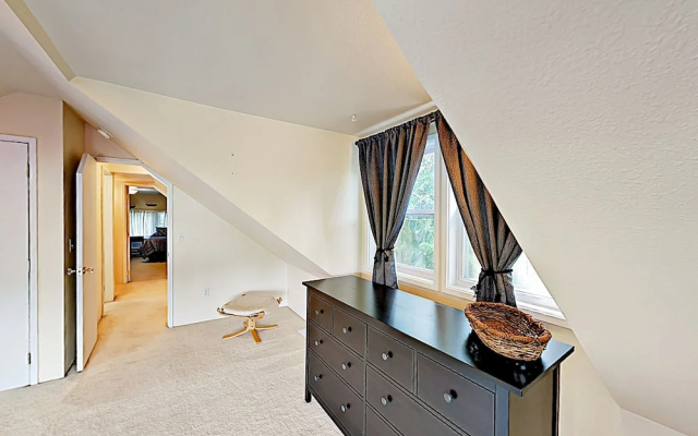 photo 4 of Charming - Blocks To Dining, Shops, Parks 3 Bedroom Home