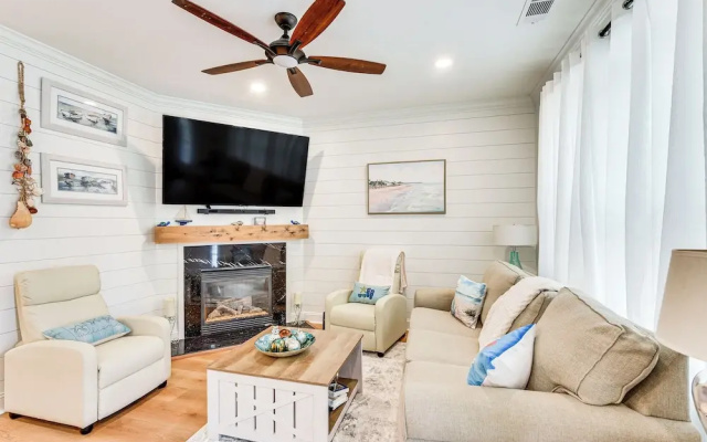 photo 3 of Charming Bluffton Home w/ Yard ~ 3 Mi to Beaches!