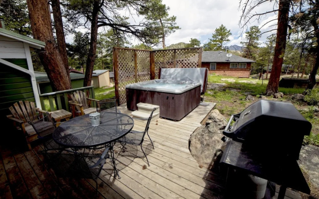 photo 4 of Charming Cabin, Next To National Park 3 Bedroom Cabin - #20-NCD0297