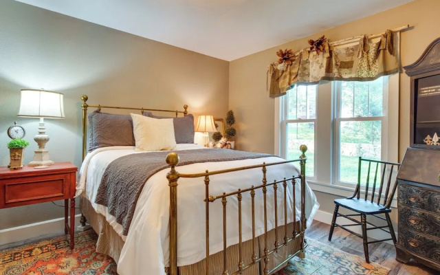 photo 5 of Updated Cotter Cottage: Walk to White River!