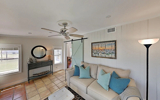 photo 2 of Charming Downtown Getaway W/ Spacious Interior 2 Bedroom Home