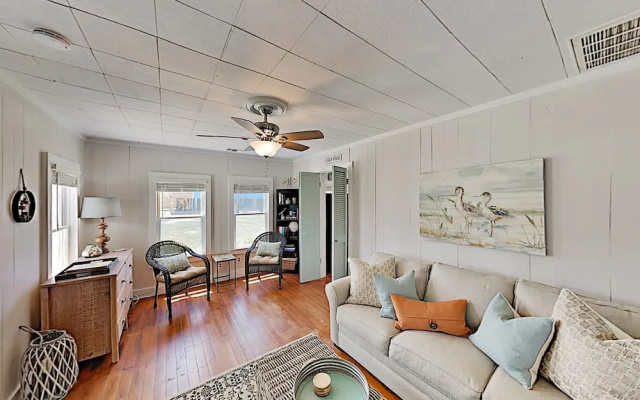 photo 3 of Charming Downtown Getaway W/ Spacious Interior 2 Bedroom Home
