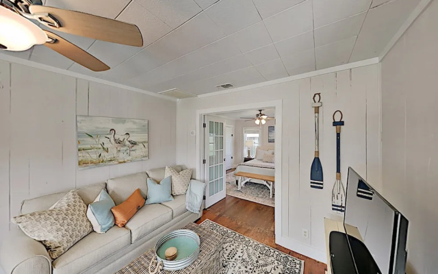 photo 4 of Charming Downtown Getaway W/ Spacious Interior 2 Bedroom Home