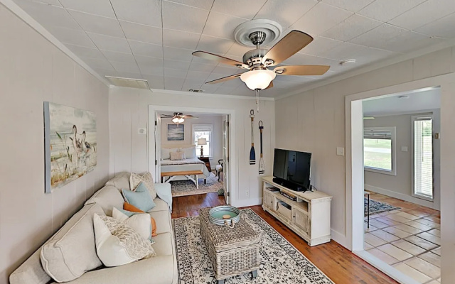 photo 5 of Charming Downtown Getaway W/ Spacious Interior 2 Bedroom Home
