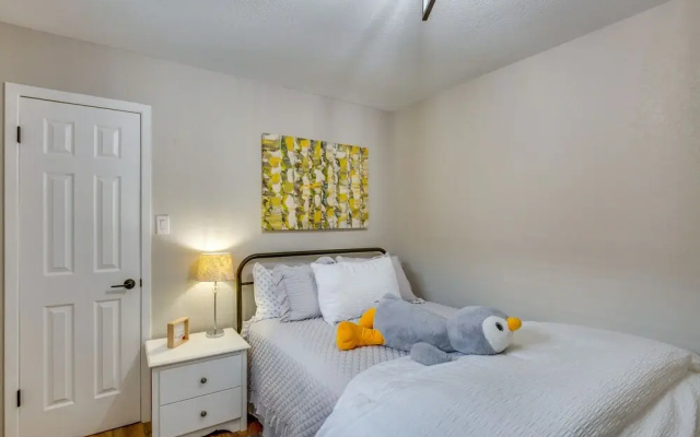 photo 2 of Charming Granbury Cottage Retreat w/ Private Patio