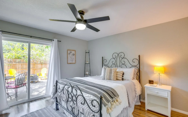 photo 5 of Charming Granbury Cottage Retreat w/ Private Patio