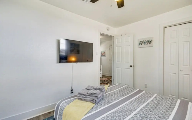 photo 5 of Charming Gulf Coast Cottage - 1 Mile to the Coast!