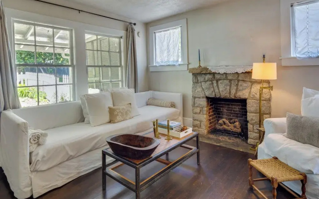 photo 5 of Charming Home < 2 Mi to Downtown Hendersonville!